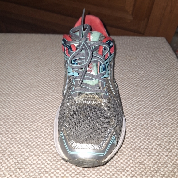 Brooks Ravenna 7 DNA Gray and Red Athletic Shoes In A Size 7.5. Pre-loved - Picture 2 of 13